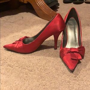Bow tie heels